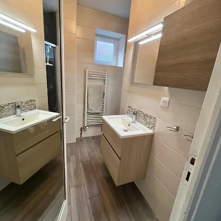 Frühstückspension Avec Entree Independante, Sdb Privative, Piscine Et Grand Garage Et Proche Hyper-centre