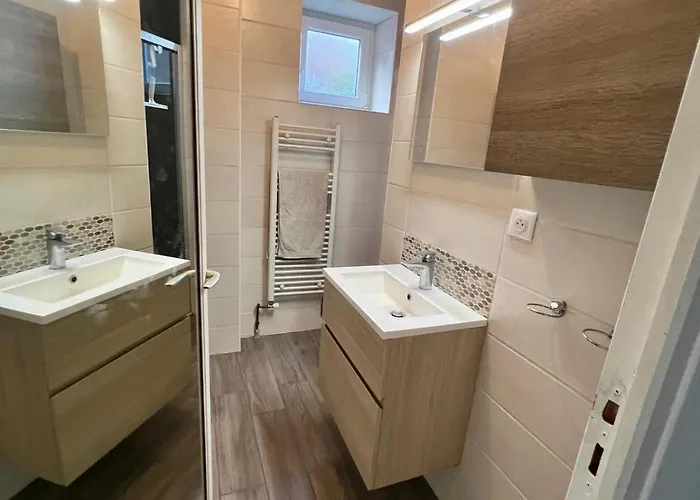 Frühstückspension Avec Entree Independante, Sdb Privative, Piscine Et Grand Garage Et Proche Hyper-centre